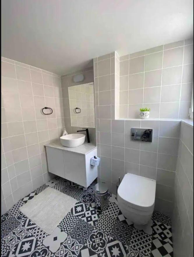 2 Bedroom Apt In Ermou 4 Minute Walk Beach Larnaca Exterior photo